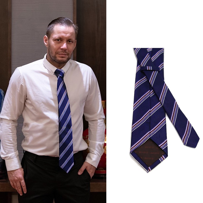 Prestige style: silk jacquard tie, gorgeous pattern, showing the gentleman's style exquisite business men must have